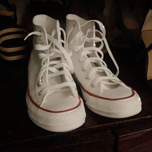 WHITE HIGHTOP CONVERSE